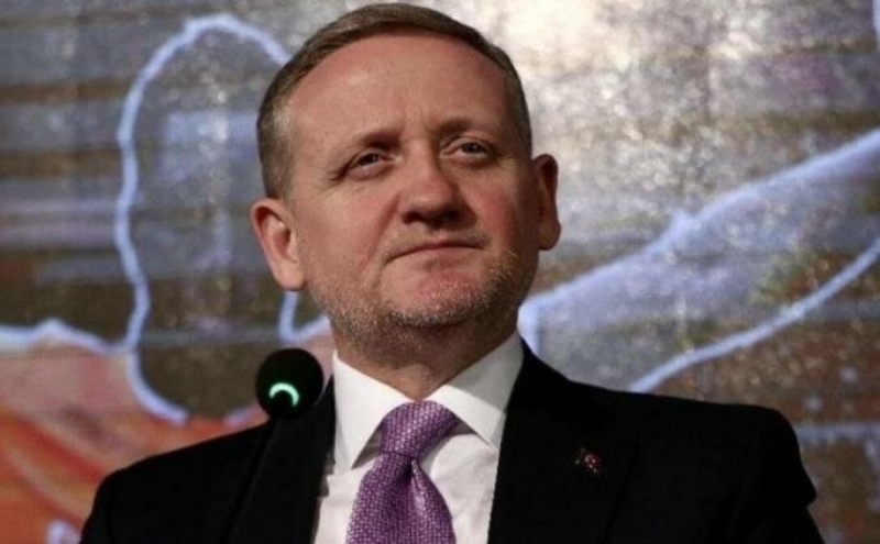 <p><strong>'DOKTORLARA S�REKL� DUA ED�YORUM'</strong></p><p>S�rekli dua ettim ve etmeye de devam ediyorum. Allah �ifa versin t�m hastalara. En �ok duay� da hekimler ve sa�l�k g�revlileri i�in ediyorum. Adeta canla ba�la �al���yorlar, bunu g�zlerimle g�rd�m. Evlerine gitmiyorlar. Benim bulundu�um hastanede neredeyse 24 saat g�rev yap�yorlar. Hepsine te�ekk�r ediyorum. Duay� en �ok onlar hak ediyor. �ocuklar�n�, e�lerini, anne-babalar�n� g�remiyorlar. Ailelerini korumak ad�na eve gitmiyorlar. Doktorluk kutsal bir meslektir, bunu biliyorduk. Ama bu s�re�te hepimiz ne kadar �nemli bir vazife yapt�klar�n� bir kez daha anlam�� olduk. Bu m�cadele kolay bir i� de�il. Herkes sa�l�k �al��anlar�na destek olup dua etsin.</p>