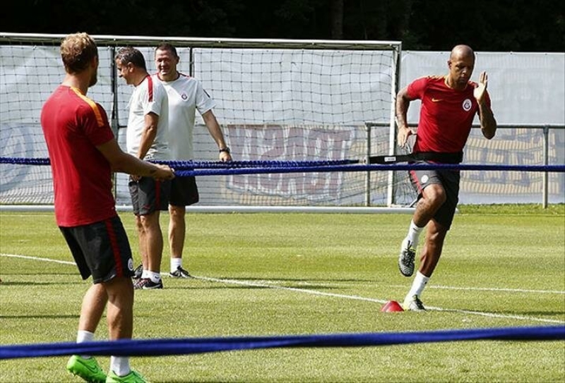 <p><strong>'DİKKAT EDİYORUM'</strong></p><p>Şu anda iyiyim, her geçen gün daha iyi oluyorum. Fiziksel olarak gelişiyorum. Vücuduma, yediklerime ve idmana dikkat ediyorum. Futbolu bıraksam bile sporu ve iyi beslenmeyi bırakmam çünkü doğrusu bu.</p>