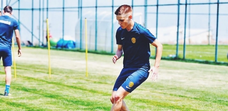 Berke Gürbüz (17) Ankaragücü<a href='https://www.aspor.com.tr/galeri/diger/20-yas-altina-sokaga-cikma-yasagi-getirildi-iste-yasaktan-etkilenen-futbolcular/4'>.</a>