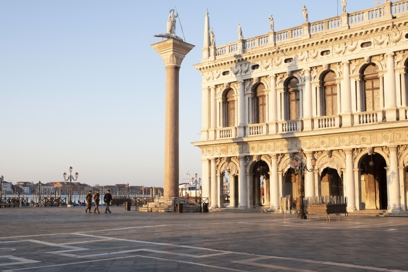 <p>Koronavirs salgn nedeniyle tenhalaan Venedik'te kanal sular temizlendi</p>