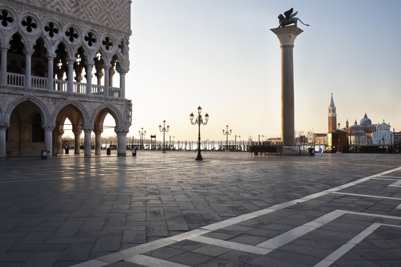 <p>Koronavirs salgn nedeniyle tenhalaan Venedik'te kanal sular temizlendi</p>