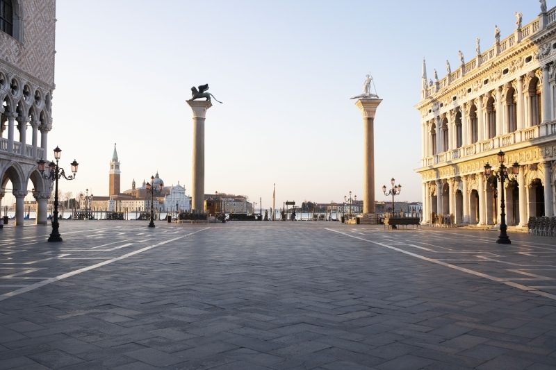 <p>Koronavirs salgn nedeniyle tenhalaan Venedik'te kanal sular temizlendi</p>