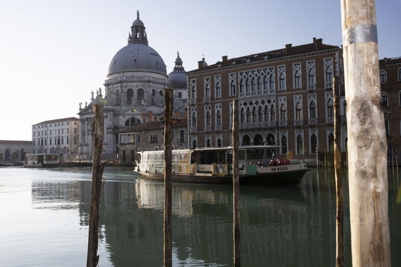 <p>Koronavirs salgn nedeniyle tenhalaan Venedik'te kanal sular temizlendi</p>