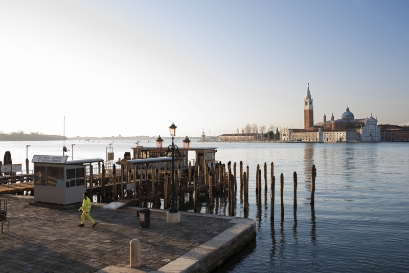 <p>Koronavirs salgn nedeniyle tenhalaan Venedik'te kanal sular temizlendi</p>