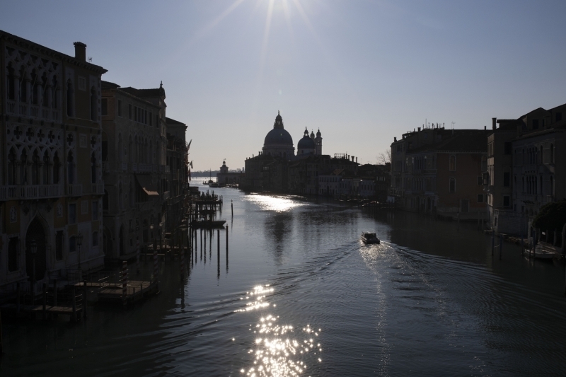 <p>Koronavirs salgn nedeniyle tenhalaan Venedik'te kanal sular temizlendi<br></p>