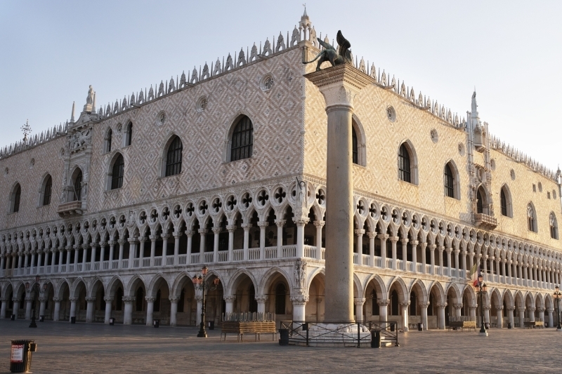 <p>Koronavirs salgn nedeniyle tenhalaan Venedik'te kanal sular temizlendi</p>