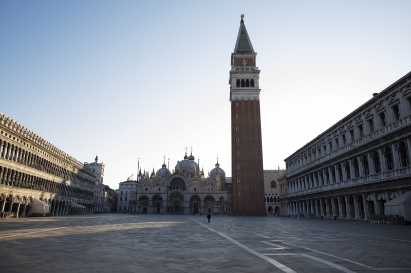 Koronavirs salgn nedeniyle tenhalaan Venedik'te kanal sular temizlendi