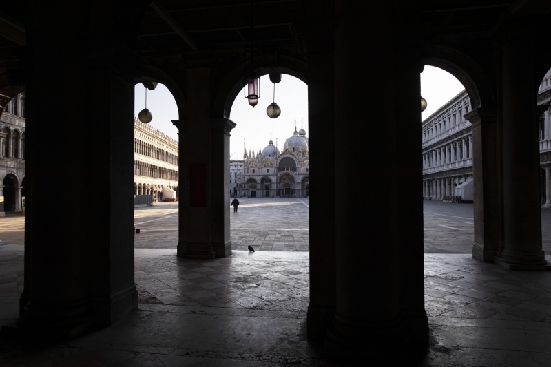 <p>Koronavirs salgn nedeniyle tenhalaan Venedik'te kanal sular temizlendi</p>