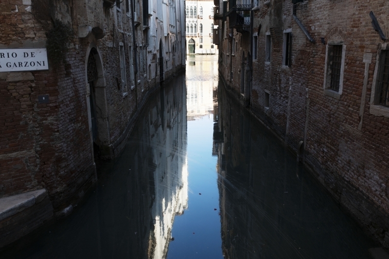 <p>Koronavirs salgn nedeniyle tenhalaan Venedik'te kanal sular temizlendi</p>