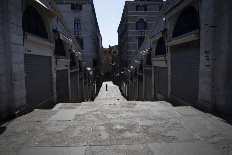 <p>Koronavirs salgn nedeniyle tenhalaan Venedik'te kanal sular temizlendi</p>