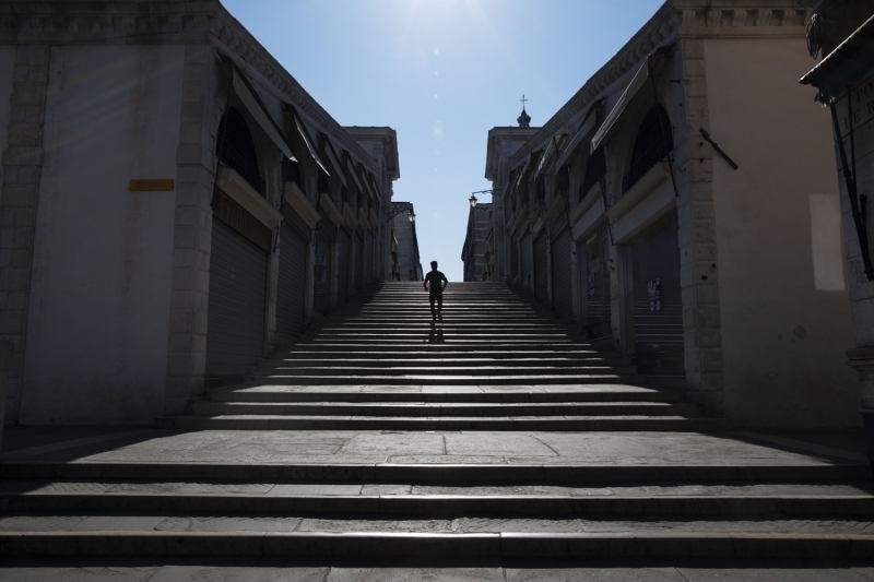 <p>Koronavirs salgn nedeniyle tenhalaan Venedik'te kanal sular temizlendi.</p>