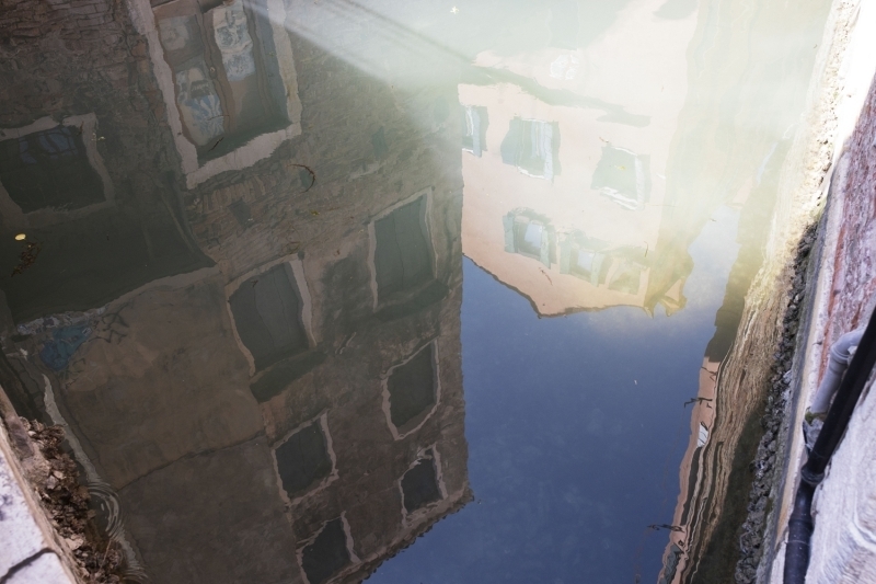 <p>Koronavirs salgn nedeniyle tenhalaan Venedik'te kanal sular temizlendi</p>