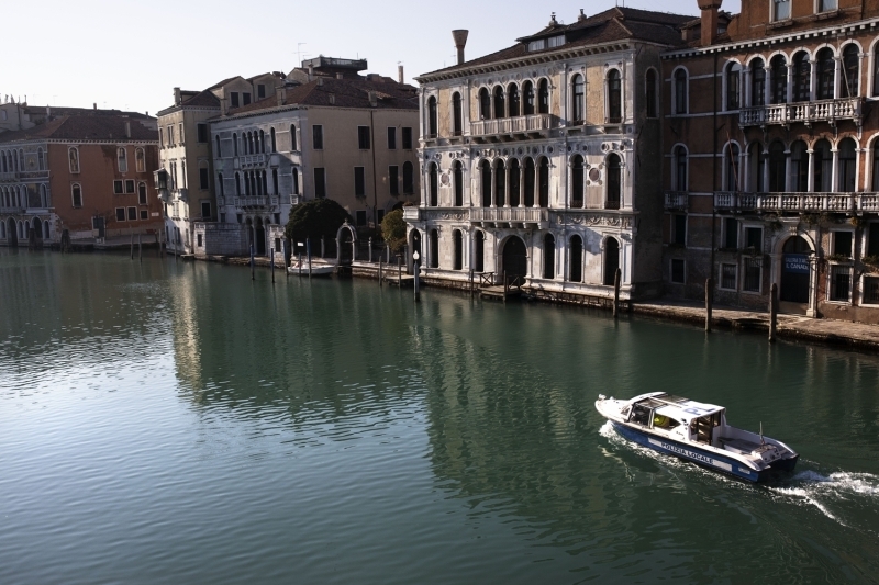 <p>Koronavirs salgn nedeniyle tenhalaan Venedik'te kanal sular temizlendi</p>