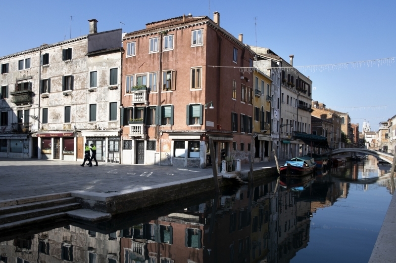 <p>Koronavirs salgn nedeniyle tenhalaan Venedik'te kanal sular temizlendi</p>