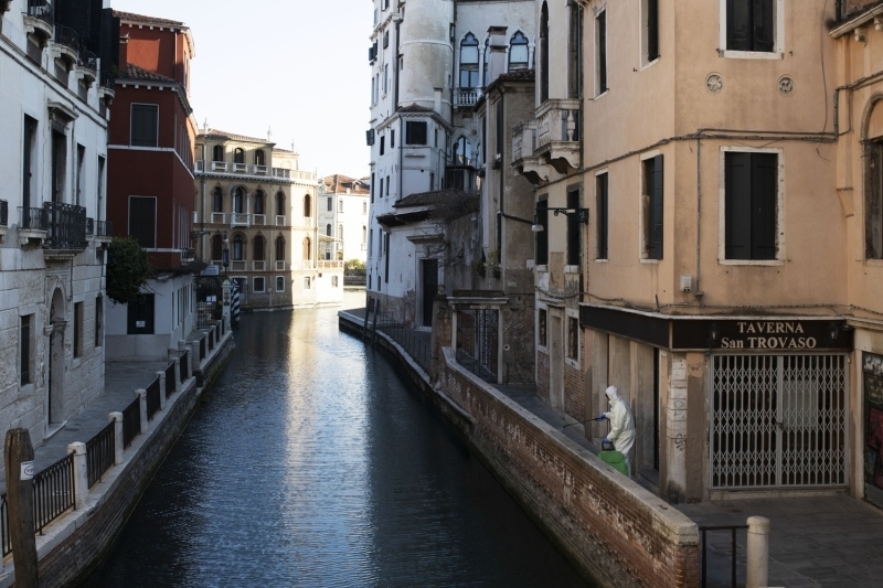 <p>Koronavirs salgn nedeniyle tenhalaan Venedik'te kanal sular temizlendi</p>