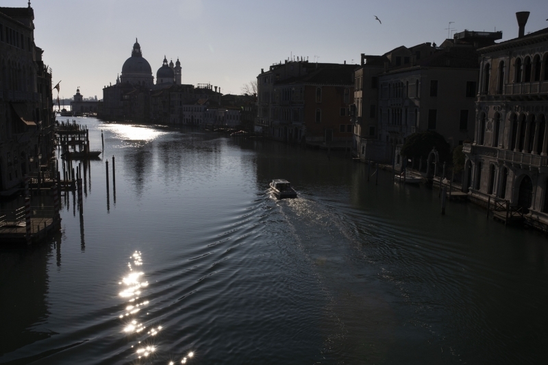 <p>Koronavirs salgn nedeniyle tenhalaan Venedik'te kanal sular temizlendi</p>