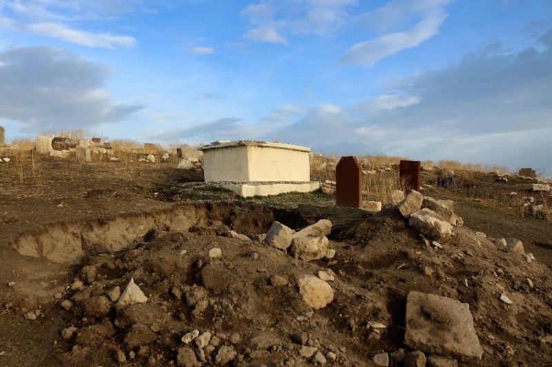 <p>�lk olarak Tun� �a��’ndan g�n�m�ze kadar kullan�lan tepe, T�m�l�s �eklinde bir k�lt�r hazinesi olarak Van G�l� �evresinde bulunan b�t�n mezar t�rlerini i�inde bar�nd�rmas� nedeniyle b�y�k �nem ta��yor.&nbsp;</p>