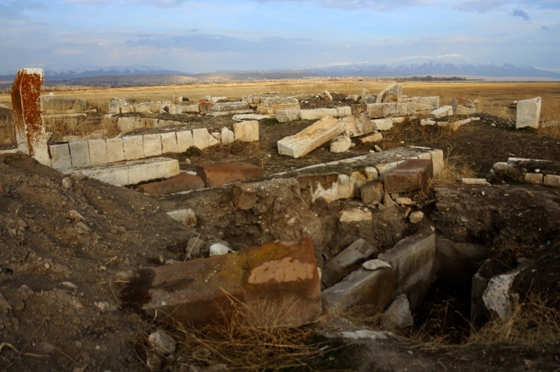 <p>Van Y�z�nc� Y�l �niversitesi (Van YY�) Sanat Tarihi B�l�m� Dr. ��retim �yesi Mehmet Top, �elebiba� Mezarl���nda 1992-1994 y�llar� aras�nda asistan olarak �al��t���n� belirtti.&nbsp;</p>