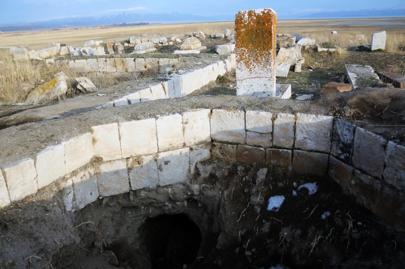 <p>O d�nemde mezarl�k i�erisinde Sel�uklu ve onu takip eden Karakoyunlular d�nemi a��rl�kl� olmak �zere, bir�ok mezar ta��n�n tekrar restorasyonlar� ve bir araya getirilmesi sa�lanm��t�.</p>