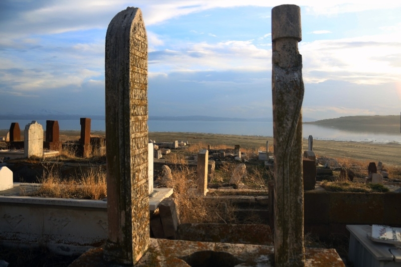 <p>&nbsp;�elebiba� Mezarl���n�n (Eski Erci� Mezarl���) g�n�m�zdeki kal�nt�lar� 1992-1994 y�l�nda yap�lan kaz�larda b�y�k b�l�m� ortaya ��kar�ld�.&nbsp;</p>