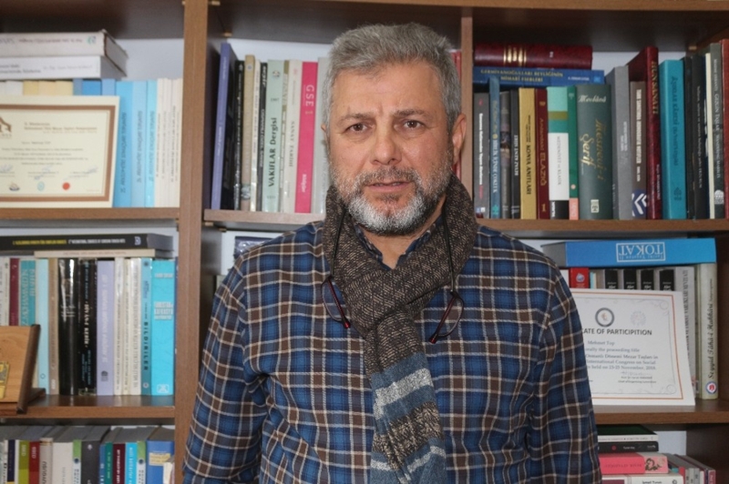 <p><b>“MEZARLIKTA 900 YILLIK TA�LAR VAR”</b></p><p>�elebiba�� Mezarl���nda ilk 1985 y�l�nda bilimsel �al��malar� ba�latan E�itim Fak�ltesi G�zel Sanatlar E�itimi B�l�m� ��retim �yesi Dr. S�leyman B�lb�l ise define avc�lar�n�n b�lgede geli�ig�zel kaz� yapman�n yan�nda mezarl�k ta�lar�n� da k�rd���n� s�yledi.</p>