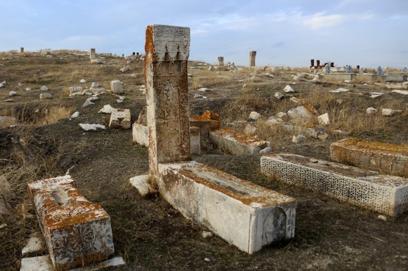 <p>Van G�l� �evresinde Ahlat Meydan Mezarl��� d���nda bu mezar ta�lar�n�n korunmas�na ve de�erlendirilmesine y�nelik son y�llarda bir �al��ma olmad���n� g�r�yoruz. Ge�mi�te bir tak�m yay�nlara dahil olmu� bu alanlar maalesef g�n�m�zde kendi haline b�rak�lm�� vaziyettedir. Topyek�n bir k�lt�r politikas�yla hem yerelde hem de genel anlamda bunlar�n korunmas�na y�nelik �abalar�n s�rd�r�lmesi gerekiyor” diye konu�tu.</p>