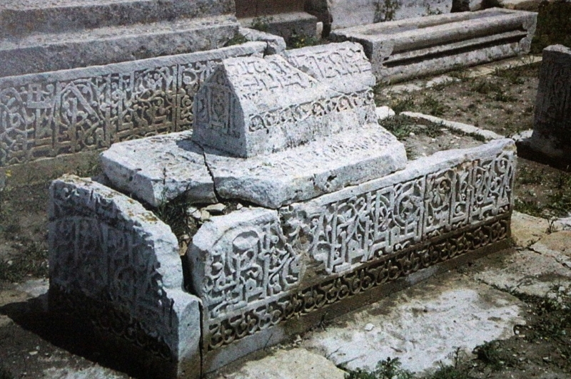 <p>Esas tahribat�n mezarl�k ta�lar�n�n k�r�lmas�yla ya�and���na dikkat �eken B�lb�l, s�zlerini ��yle s�rd�rd�:</p><p>“Orada koruma �al��malar�na y�nelik Kaymakaml�k ile Belediyenin bir mezarl�k g�revlisini g�revlendirmesi gerekmektedir. Bu durumda oradaki tahribat da engellenmi� olacakt�r. Mezarl�kta 900 y�ll�k ta�lar var. O d�nemden g�n�m�ze her t�rl� do�al ko�ula ra�men direnerek g�n�m�ze gelen bu yap�tlar�n, maalesef defineciler taraf�ndan tahrip edildi�ine tan�k olmaktay�z.”&nbsp;</p><p>(�HA)</p>