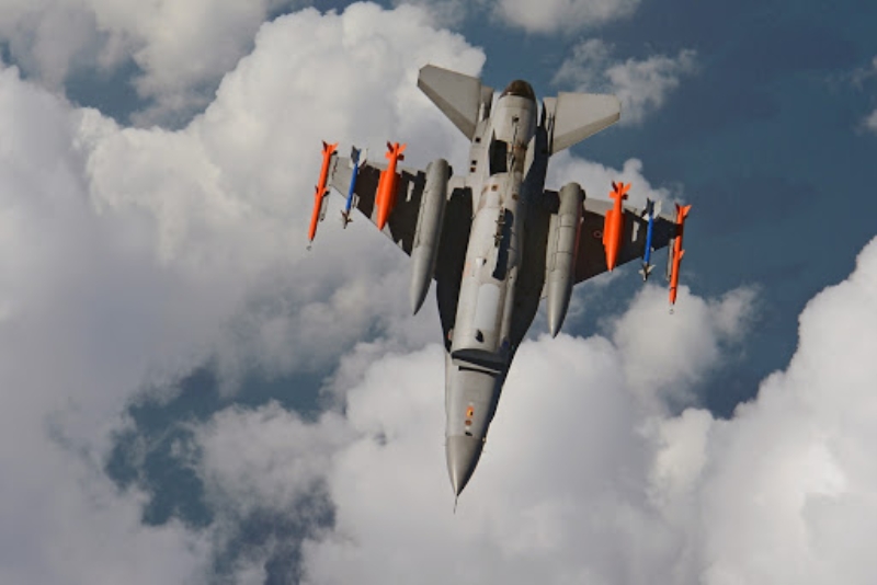 <p>Gece-gündüz her türlü hava koşulunda çalışabilme Tümleşik ANS/KKS (İng.INS/GPS) ile hedefi hassas vurabilme kabiliyeti</p>