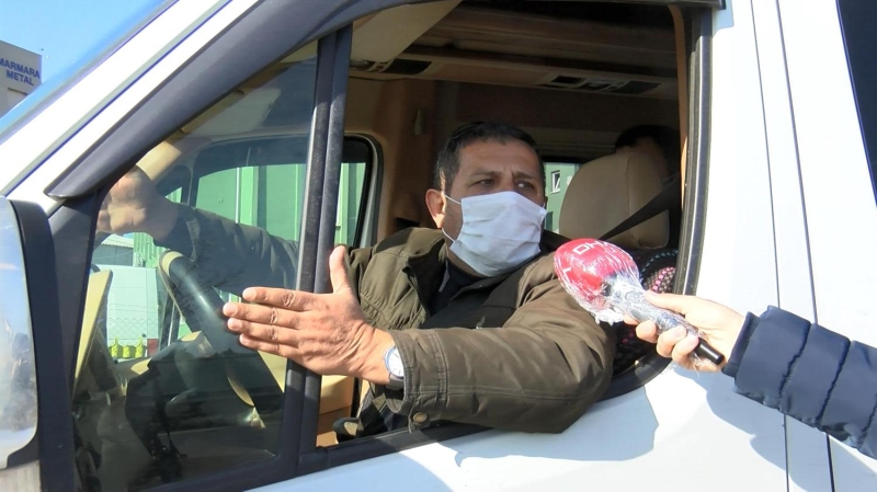 <p>Polis ekipleri vatandaşlara 'sağlığınız için maske takın' uyarısında bulundu. İstanbul'da ikamet eden ve iş için Gebze'ye giden Berk Gürsel, polisin maske uyarısı için, 'Tek başıma olduğum için takmamıştım ama uyarınızı dikkate alacağım. Sağ olun' diye konuştu.</p>