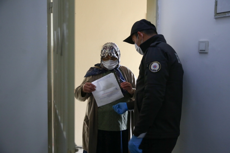 <p>Polis ekipleri, gelen her talebin karşılanması için fedakarca görev yapıyor. Sokağa çıkmaları kısıtlanan vatandaşların 112 Çağrı Merkezine bıraktığı talepler doğrultusunda pazar gezen, market, manav ve şarküterilerden alışveriş yapan polisler, gelen ilginç isteklere de kayıtsız kalmıyor.</p><p>İlaç, maaş çekme ve alışveriş gibi ihtiyaçları anında karşılayan polislerin, yakacak ihtiyacı olan için bahçedeki odunları kırdığı, bozulan musluğu tamir ettiği de oluyor. Antalya polisi, torunu için yün kazak ören yaşlı bir kadının, 'El işi ipim bitti' talebini de yerine getirerek örgü ipi aldı.</p>