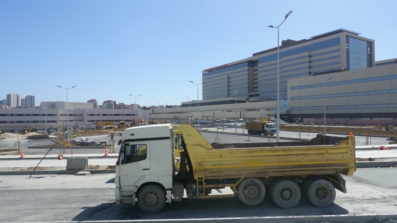 <p>Karaismailoğlu, 'hastaneye metro ulaşımı' konusunda bir soruya, 'Metronun sorumluluğunun kimde olduğu ortada. İBB tarafından inşaatı başlamış bir metro. Yüzde 10'luk kesimine kadar imalat tamamlanmış durumda. Zaten şantiyeler de açık durumda. Sorumlu olan kişilerin sorumluluğunu yerine getirmeleri gerekiyor. Maalesef böylesi büyük bir komplekste günlük 100 bin insan hareketliliğinin olması bekleniyor. Metrosuyla beraber keşke açılsaydı. İstanbul Büyükşehir Belediyesi'nin bu sorumluluğunu yerine getirmesi gerekiyor. Onların görevlerini yapmalarını bekliyoruz.' yanıtını vermişti.</p>