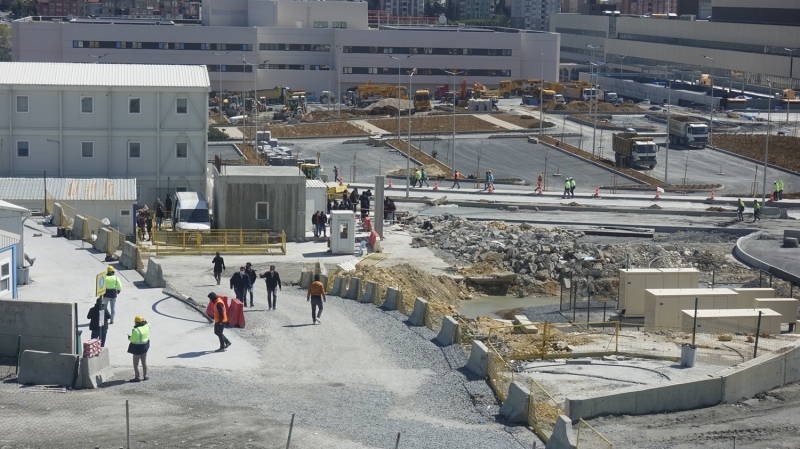 <p>Ulaştırma ve Altyapı Bakanı Adil Karaismailoğlu da önceki gün çalışmaları yerinde incelemiş, 20 Mayıs'a kadar hastanenin bütün yollarının ulaşıma açılacağını belirtmişti.</p>