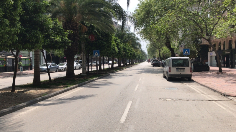 <p>Adana'da Uğur Mumcu ve 5 Ocak Meydanı ile Ziyapaşa Bulvarı, Atatürk Caddesi ve Atatürk Parkı 'evde kal' çağrısıyla boş kaldı.</p>