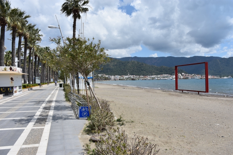 <p>Muğla'nın turistik ilçesi Marmaris'te meydan ve sahillerde sakinlik hakim oldu.</p>