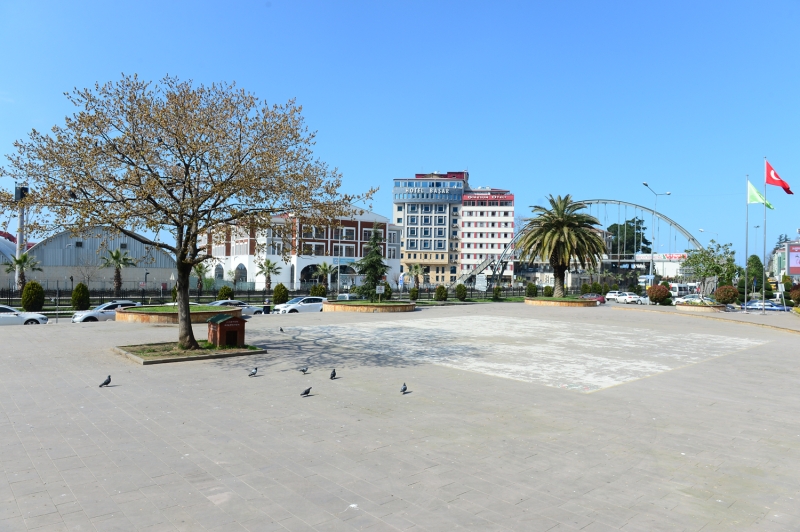 <p> Giresun'da da vatandaşlar 'evde kal' çağrısına karşılık veriyor. Atatürk Meydanı'nda eskiye oranla sakinlik gözlendi.</p>