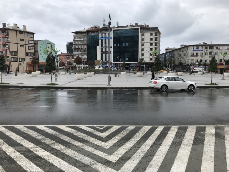 <p>Rize'de şehrin işlek noktası olan 15 Temmuz Demokrasi ve Cumhuriyet meydanında sokağa çıkılmaması uyarıları hafta içinde de karşılık buldu.</p>