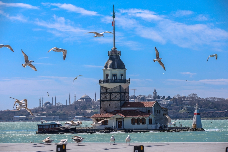 <p>Dünyanın en kalabalık şehirlerinden olan, tarihi ve turistlik mekanlarıyla milyonları ağırlayan İstanbul'da Kız Kulesi çevresinin yeni tip koronavirüs (Kovid-19) salgınını önleme çalışmaları kapsamında alınan kararlara uyulmasıyla boş olduğu görüldü.</p>