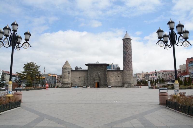 <p>Erzurum'daki en işlek cadde olan Yakutiye Kent Meydanı'nda sokağa çıkılmaması uyarıları hafta içinde de karşılık buldu.</p>
