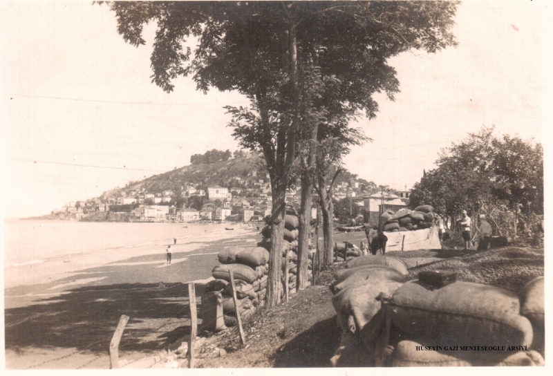 <p>Evliya Çelebi, Trabzon bölgesine yaptığı bir seyahatinde kent için 'Dağlarında taşlarında cümle ormanları fındıklıktır.' ifadesini kullanıyor.</p><p>Cumhuriyetin ilk yıllarında fındık üretiminin iktisadi ve ticari manada önem kazandığı yerler arasında Karadeniz'de Giresun ve Trabzon ön plana çıkarken, bunları Ordu, Tirebolu, Rize, Görele ve Vakfıkebir takip etti.</p><p>Karadeniz'den çeşitli nedenlerle göç eden halkın Sakarya, Düzce ve Bolu'ya yerleşmeleriyle fındık, Batı Karadeniz Bölgesi için de önemli bir tarım ürünü haline geldi.</p>