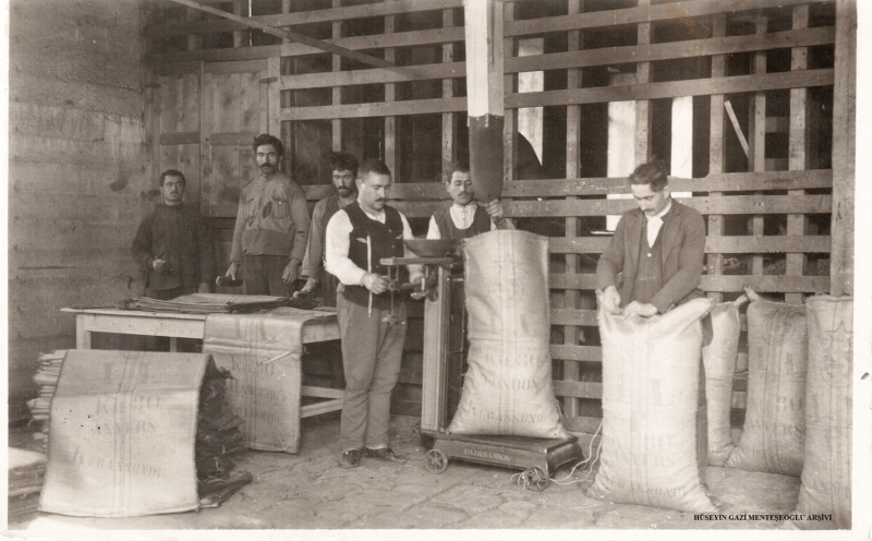 <p>Samsun'un Vezirköprü ilçesindeki Oymaağaç Höyüğü'nde Hititlerin kutsal kenti Nerik'te yürütülen kazı çalışmalarında, 3 bin yıllık fındık kabuğu, ürünün Anadolu topraklarındaki tarihine ışık tutuyor.</p><p>Eski Çin kaynaklarında ise 2 bin 838 yıl önce yazılan bir metinde fındığın 'Tanrının insanlara ihsan eylediği beş kutsal meyveden biri olduğu' belirtiliyor.</p><p>Türk kaynaklarında, fındık ağacından söz edilen en eski eser Uygur Destanı'nın İran rivayetinde 'Tuğla ve Selenga ırmaklarının birleştiği yerde bir kayın ve fındık ağacı arasında bulunan bir dağ kabardı ve yarıldı. İçinden beş çocuk çıktı.' şeklinde yer alıyor.</p>