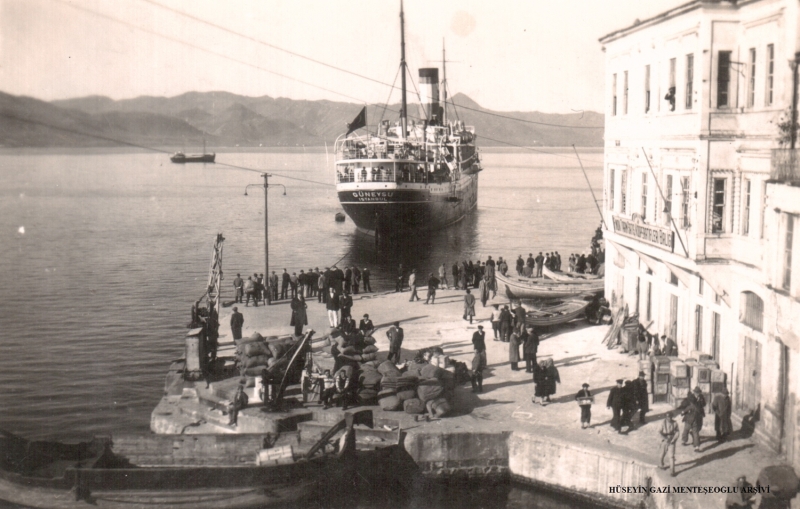 <p>Fındığın uluslararası ticaret malı olarak satışını gösteren ilk yazılı belge 1403 yılına ait. İspanya kralı 3. Henri'nin bu dönemde Timur'a gönderdiği elçinin yolculuk izlenimlerini aktardığı seyahatnamesinde, '17 Eylül 1403'te Trabzon'dan kaptan Nicolos Cojen yönetimindeki fındık yüklü bir gemiyle 25 günde İstanbul'a gittik.' ifadesi yer alıyor.</p><p>Rusya ve Fransa gibi ülkelerle yapılan ticaret anlaşmalarında da ihraç edilen ürünler arasında fındığa sıkça rastlanıyor.</p>