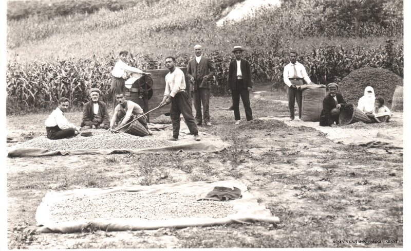 <p><b>- 'ÇİKOLATA ÜRETİMİNİN ARTMASIYLA FINDIK DEĞER KAZANDI'</b><br></p><p><br></p><p><br></p><p>Giresun Ticaret Borsası Yönetim Kurulu Başkanı Hamza Bölük, AA muhabirine yaptığı açıklamada, fındığın Osmanlı döneminde ihraç edilen bir ürün olduğunu ancak üretiminin çok az olduğunu söyledi.</p><p>Fındığın Türk çiftçisi için değerli bir ürün haline gelmesinin uzun sürdüğünü ifade eden Bölük, şu bilgileri verdi:</p><p>'1940'larda Giresun'dan 3 bin ton fındık ihraç edildiğini görüyoruz. Daha yakın tarihte de 1980'de Türkiye'den 126 bin ton iç fındık yurt dışına gönderilmiş. 2012-2013 sezonunda ise 301 bin ton iç fındık ihracatı yapılmış. 1980'den bugünlere geldiğimizde 2 kat fazla ihracat rakamına 30 yıl sürede yükselmiş.'</p><p>Bölük, dünyada lüks tüketimin 1980'ler sonrası yükseldiğine işaret ederek, 'Fındık sanayi ürünüdür, ağırlıklı olarak çikolatada kullanılır, çikolatanın ham maddesidir. Çikolata tüketimi 1980'lerden sonra artınca fındığa olan talep de arttı.' diye konuştu.</p><p>Bölük, 1990'lı yıllarda Türkiye'nin ürettiği fındığı satmakta zorlandığını belirterek, şunları kaydetti:</p><p>'O dönemde henüz fındığın sanayide kullanımı artmazken üretim hızla artmış, ülkenin batı bölgesinde fındık dikim alanları genişlemiş, 700 bin hektara çıkmış, üretilen fındığı satmak hiç de kolay olmamıştır. 2010'dan sonra hızlı bir şekilde fındık tüketiminde artış gözlemlemekteyiz. Bunun bir sebebi çikolata tüketiminin artması ve dünyada fındığı tanımayan ülkelere fındığın tanıtılmış olması. Bu konuda Fındık Tanıtım Grubu'nun önemli çalışması var, onlara üreticiler olarak teşekkür etmek lazım. 2010'dan sonra tüketim dünyada hızla arttı ve üretim neredeyse tüketimi karşılayamaz noktaya geldi.'</p>