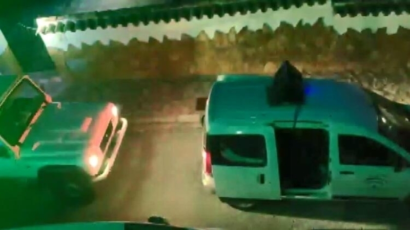 <p class='MsoNormal'>Kasabanın toplamda 5 girişi bulunuyor ve bunlardan 4'ü virüsün yayılmasını önlemek amacıyla kapatıldı. Öte yandan, kasabanın belediye başkanı tarafından alınan kararla, kasabaya giriş yapacak her araç dezenfektan sıvılarla yıkanıyor.</p> <p class='MsoNormal'>Kasabada yaşayanların ise temel ihtiyaçlar harici evlerinden çıkmaması tavsiye ediliyor.</p>