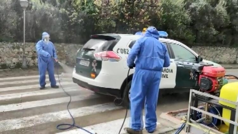 <p class='MsoNormal'>Zahara de la Sierrada market sahibi olan Maria Jose Garcia, alınan önlemlerden memnun olduğunu belirterek, 'Adım Maria Jos Garcia, Zahara de la Sierrada market sahibiyim. Bizler de dünyada olup bitenlerden dolayı çok kaygılıyız.</p> <p class='MsoNormal'>Tüm komşularıma sabırlar diliyorum. Şehrimizde alınan önlemlerden dolayı çok memnunum. Bizler burada izoleyiz, umarım virüs hiç buraya gelmez' ifadelerini kullandı.</p>