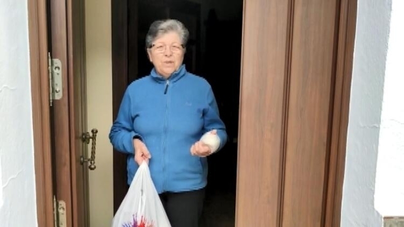 <p class='MsoNormal'>Zahara de la Sierra Belediye Başkanı Santiago Galvan, koronavirüsten korunmanın en önemli yolunun 24 saat dezenfekte olduğu ifade etti. Galvan, konuşmasına şöyle devam etti:</p> <p class='MsoNormal'>'Bugüne kadar hiçbir bulaşma ya da virüs görülmedi. Salgın ortaya çıktığında bir takım önlemler aldık.</p> <p class='MsoNormal'>Bunların bir tanesi de şehirdeki hareketliliği ve araç giriş çıkışıdır. Şehre giriş yollarından sadece birini açık bıraktık bu da polisin ve belediye ekiplerinin işini kolaylaştırdı.</p> <p class='MsoNormal'>Bu işin sırrı 24 saat dezenfekte yapmak. Çamaşır suyunun hammedesi ile suyu karıştırarak hazırlanan dezenfektanla temizlik yapıyoruz.</p> <p class='MsoNormal'>Sıfır temas ve halkın duyarlı olması da bizi bu salgına karşı korudu. Herkes evinden çıkmamak için bize söz verdi.</p> <p class='MsoNormal'>Kasabaya 150 metre mesafede ise gelen araçlar durdurulup dezenfekte işlemleri yapıldıktan sonra girişe izin veriyoruz.</p> <p class='MsoNormal'>En önemlisi de hala herhangi bir vakanın olmamasıdır. Buna seviniyoruz. Dediğim gibi insanlar duyarlılar ve evlerinden çıkmıyorlar.</p> <p class='MsoNormal'>Gördüğünüz gibi bugün de sakin ve sessiz bir gün mevcut kasabamızda. Hafta sonu sokakları ve kasaba meydanını dezenfekte ediyoruz. Tüm hizmetleri insanların evlerine götürüyoruz.'</p>