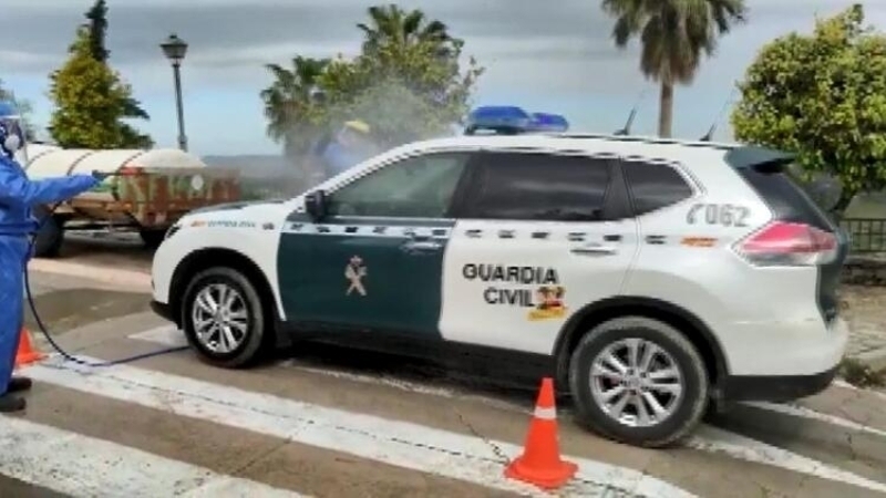 <p class='MsoNormal'>Kasabada virüse karşı alınan önlemlere ek olarak, 3 günde bir sabah saatlerinde 10 kişilik bir grubun kasaba sokaklarında dezenfekte çalışmaları yaptığı belirtildi. Öte yandan, evlerinden çıkamayanların temel ihtiyaçlarını karşılamak için 2 görevlinin çalıştığı ifade edildi.</p> <p class='MsoNormal'>Bunlara ek olarak, güvenlik güçleri, polis araçlarındaki megafon vasıtasıyla halkı bilgilendiriyor.</p>