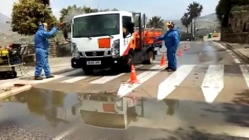 <p class='MsoNormal'><b>BELEDİYE BAŞKANI: BU İŞİN SIRRI 24 SAAT DEZENFEKTE</b></p>