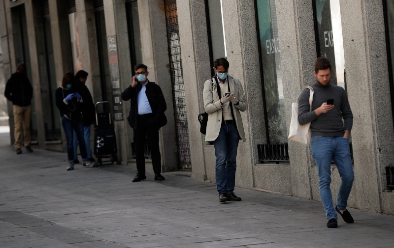 <p>Olağanüstü halin devam ettiği başkent Madrid sokaklarında sadece eczane ve market alışverişine izin veriliyor.</p>