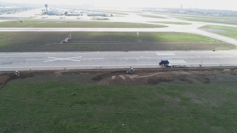 <p>İş makineleri dün öğleden sonra ise Atatürk Havalimanı'na geçti.</p>