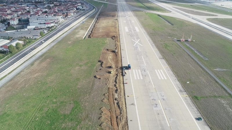 <p>Koronavirüs ile mücadele kapsamında havalimanı içerisinde belirlenen alana 45 günlük sürede bin yataklı hastane yapılması planlanıyor.</p>